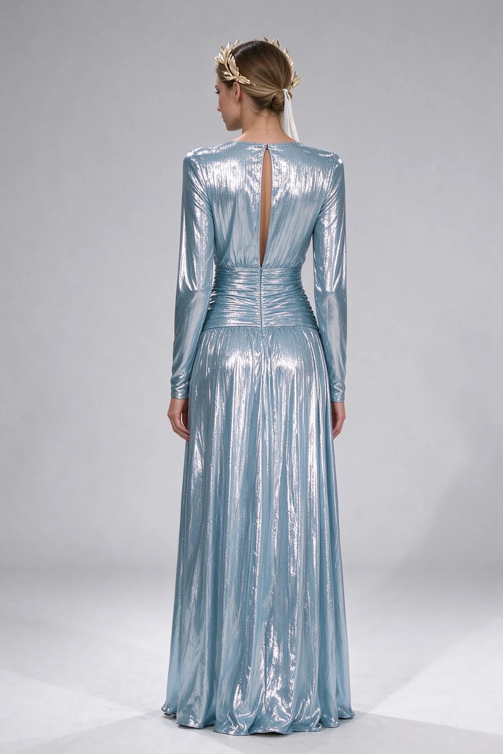 Vestido maxi de noite metálico, com decote em V profundo, mangas compridas e racha alta