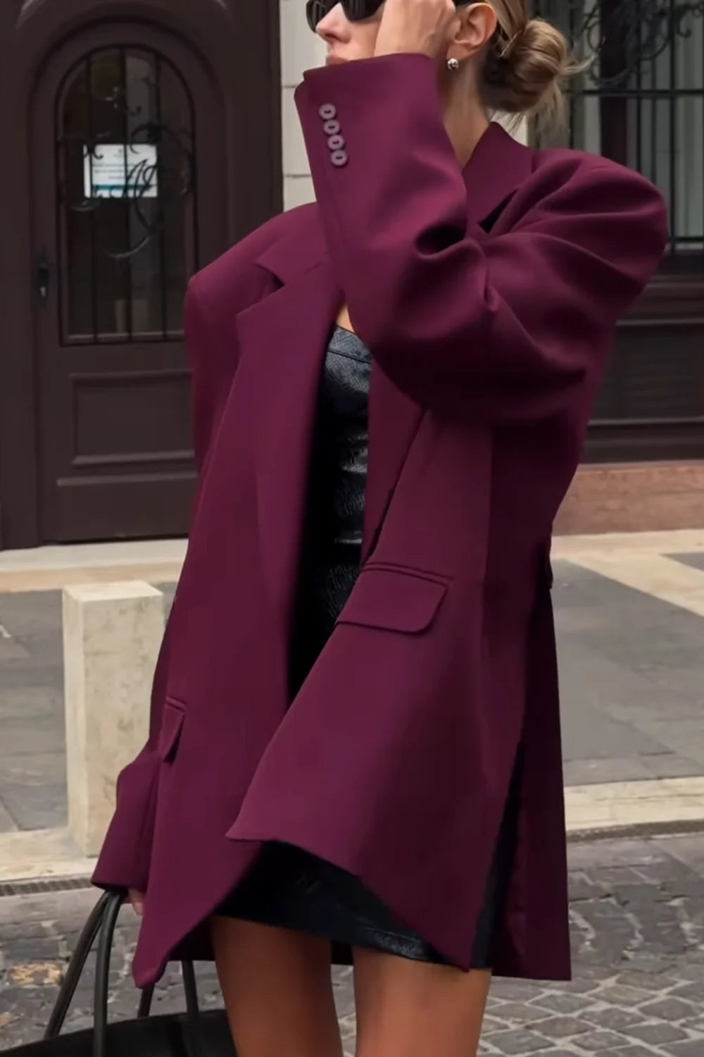 Blazer oversized cor de vinho para mulher, com abotoamento simples e lapelas de bico