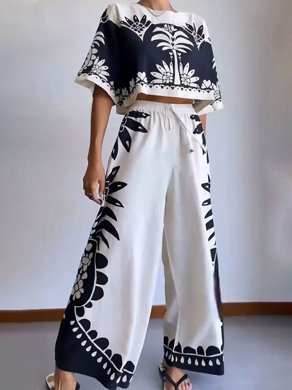Traje holgado de manga corta con estampado étnico