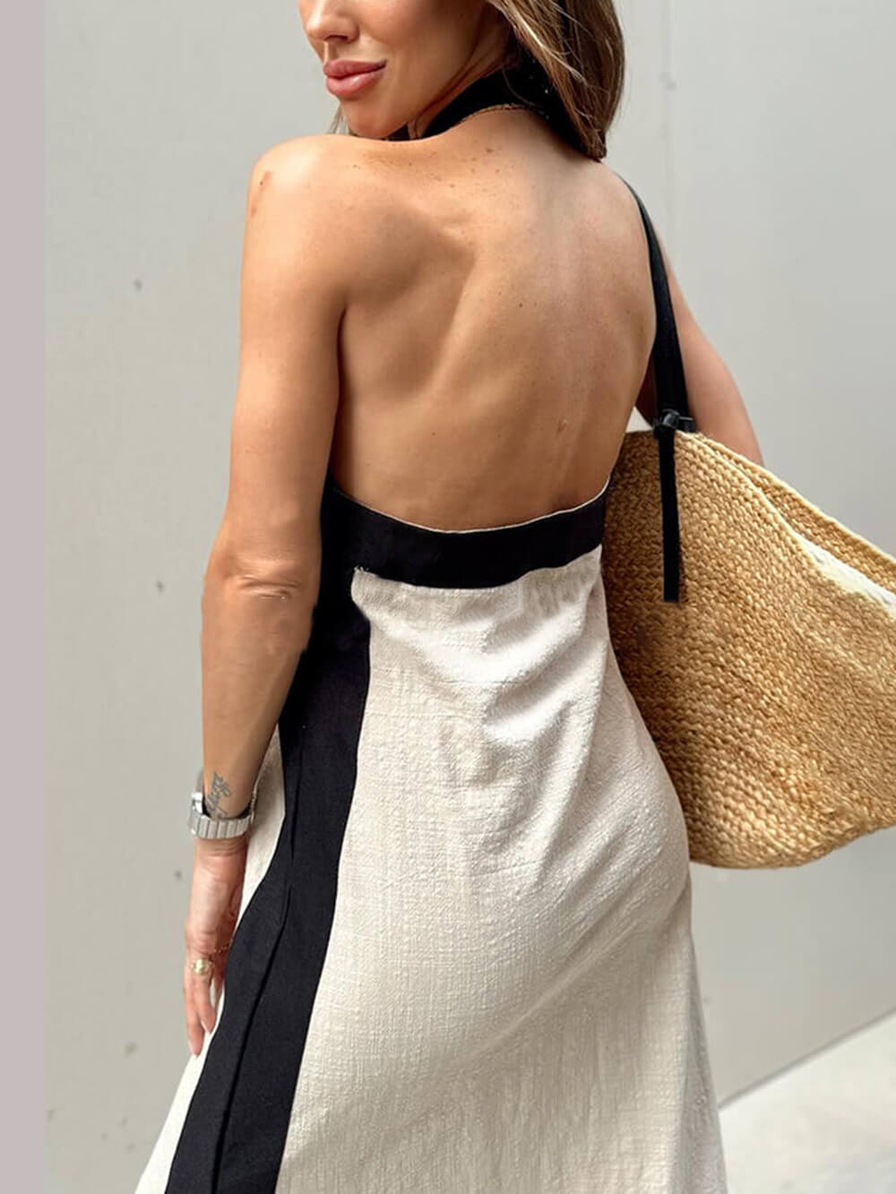 Vestido maxi com blocos de cor, decote halter e racha