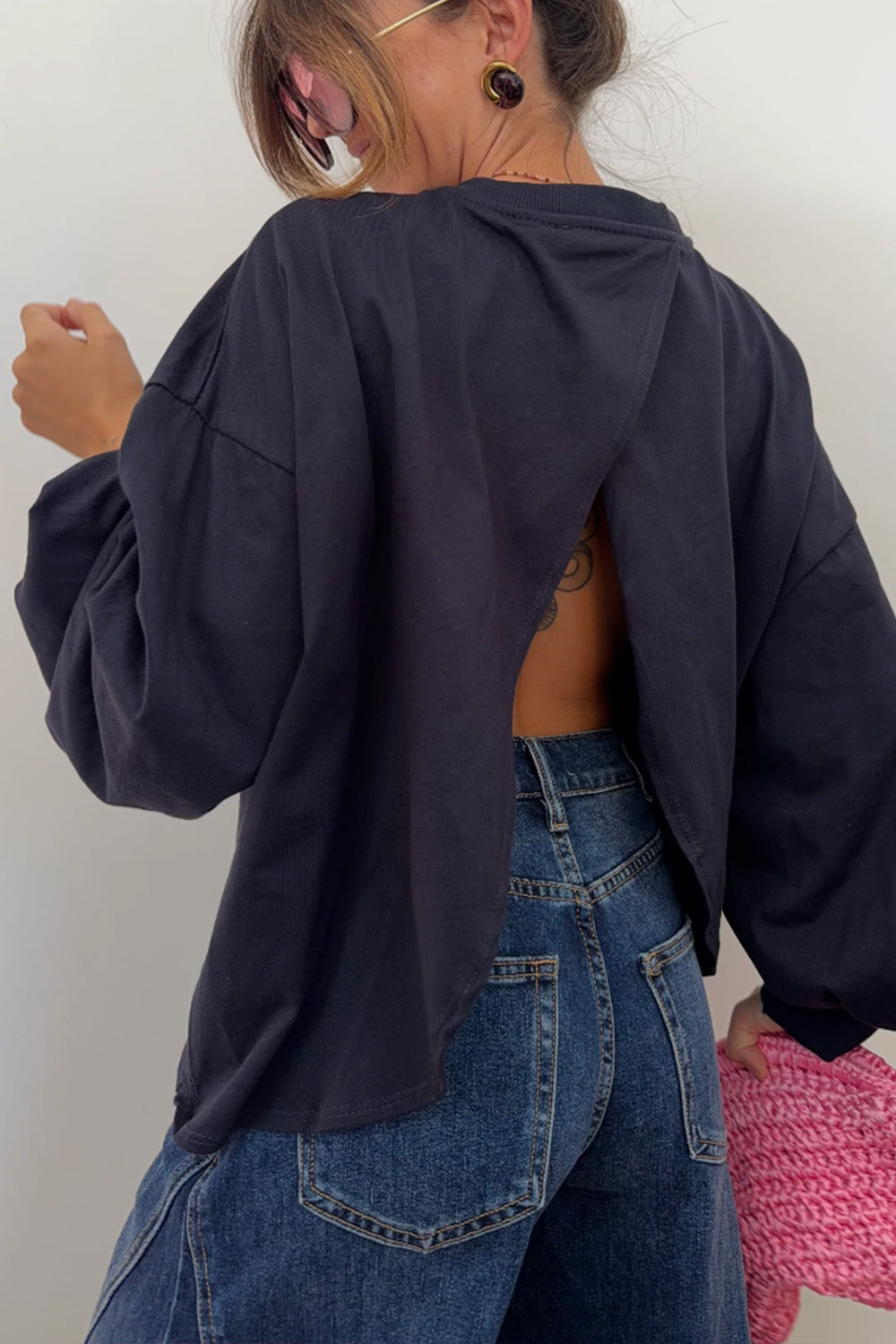 Blusa cropped oversized de mangas compridas