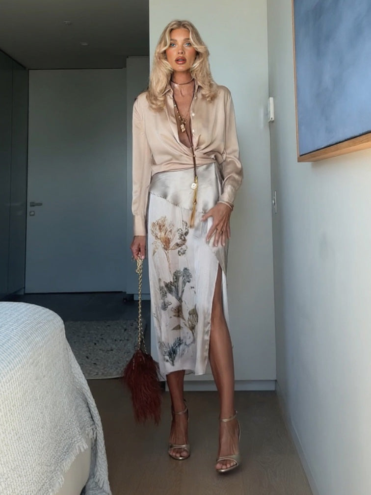 Conjunto de duas peças elegante, com blusa atada e saia estampada