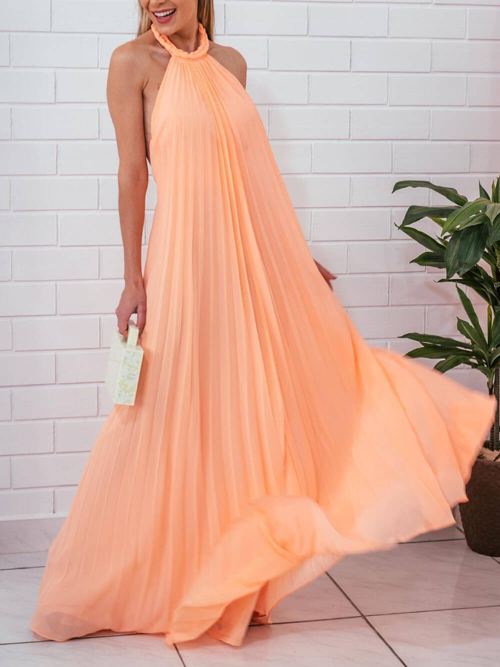 Elegante maxiabito a trapezio in chiffon testurizzato, all'americana, arricciato e con schiena scoperta
