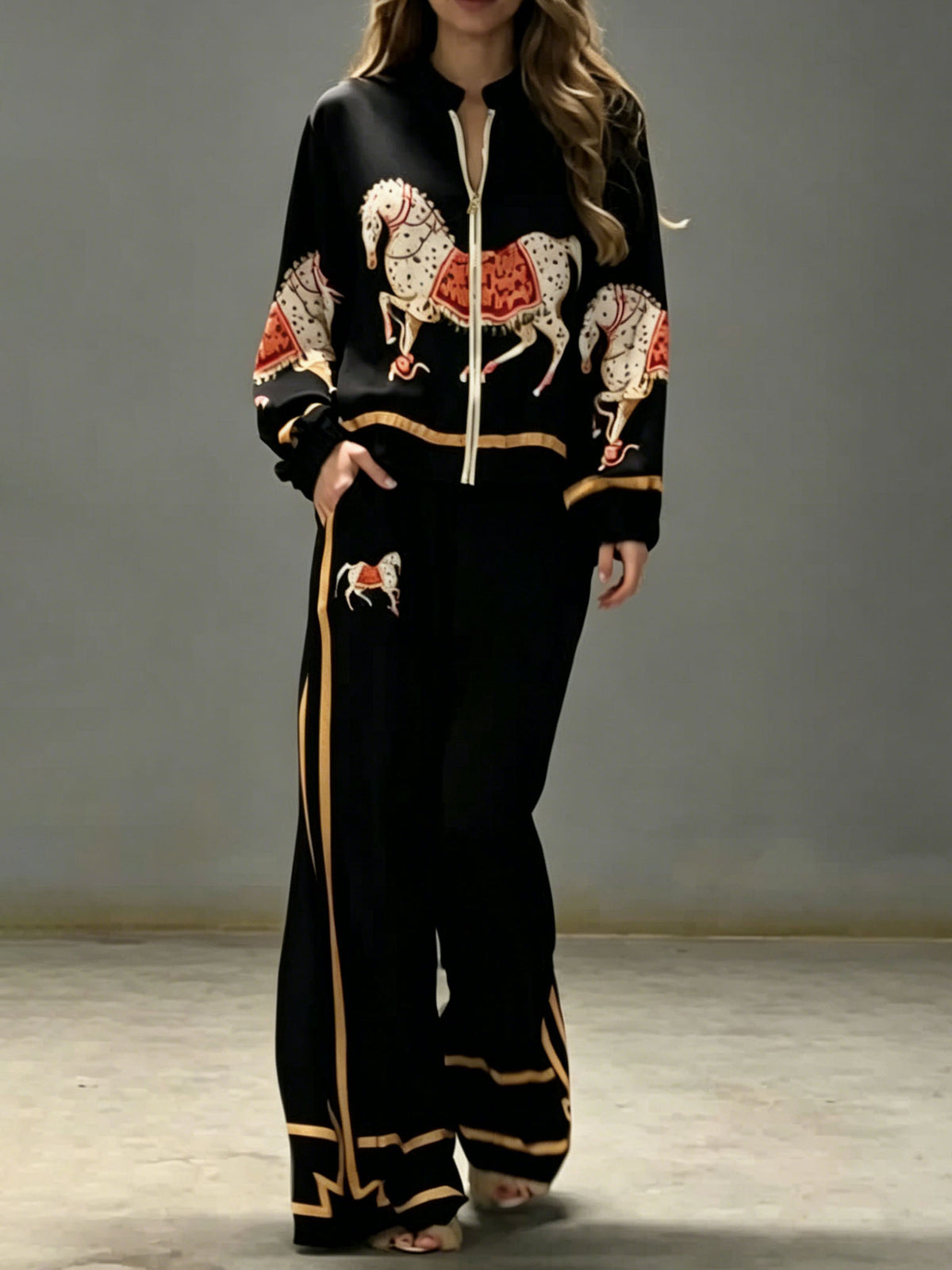 Ensemble deux pièces raffiné en satin imprimé chevaux, avec veste zippée et pantalon large