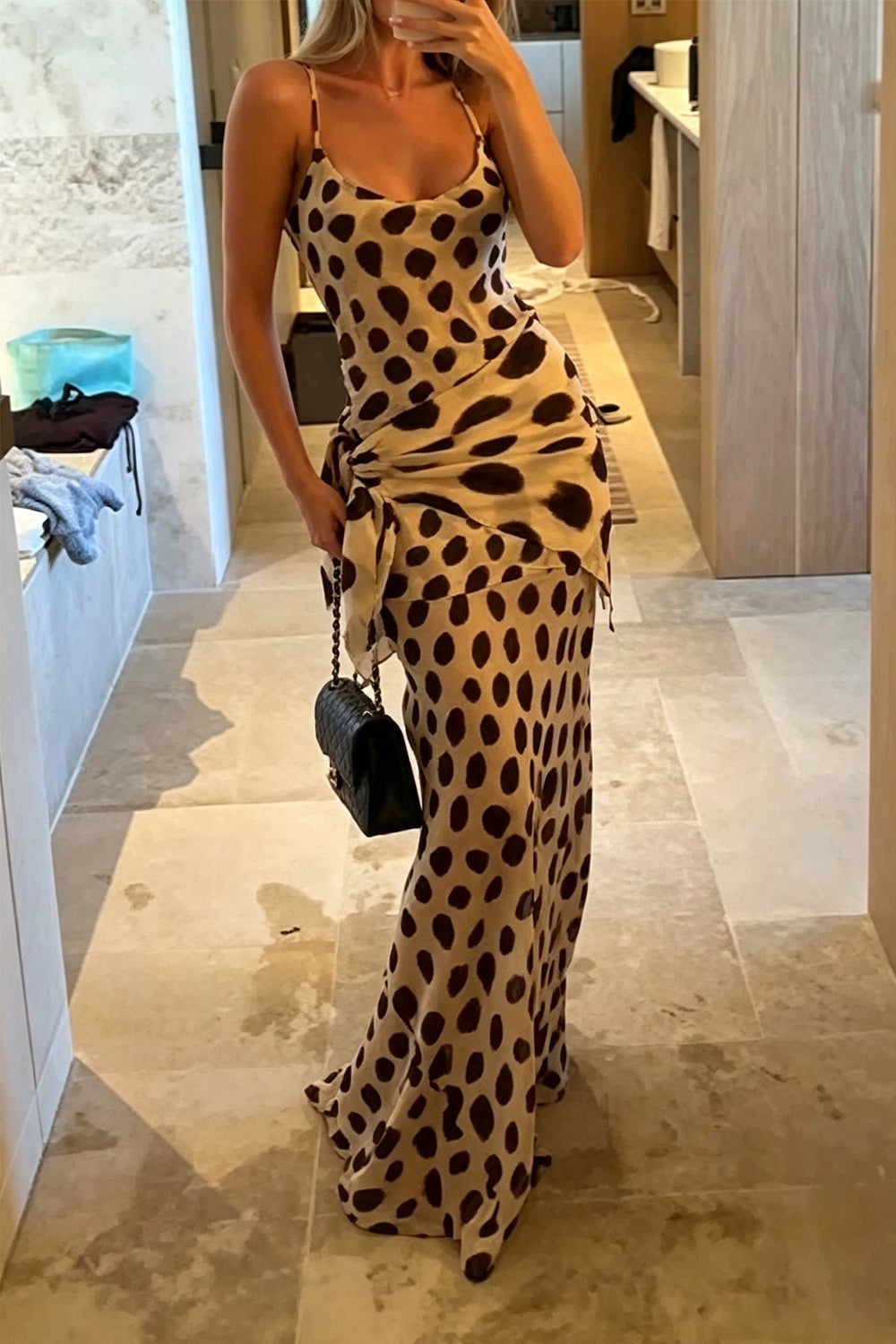 Vestido vintage festivo con estampado de lunares, tirantes ondulados y drapeado