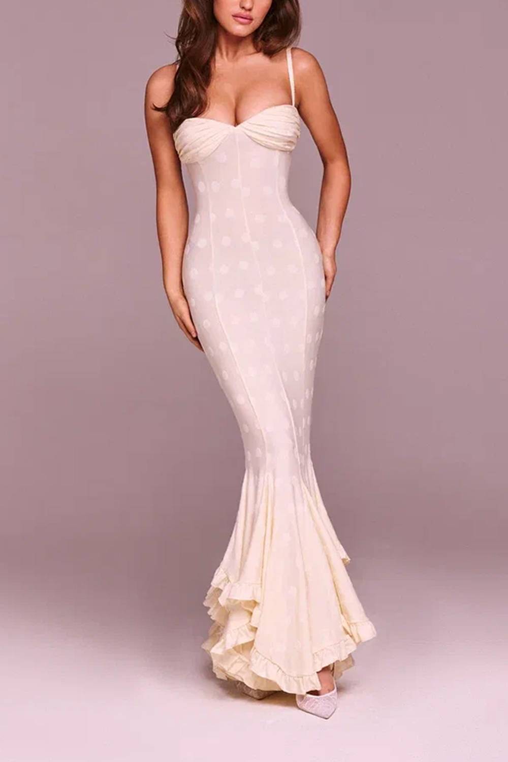 Vestido de corte sirena entallado con tirantes finos, ideal para las vacaciones