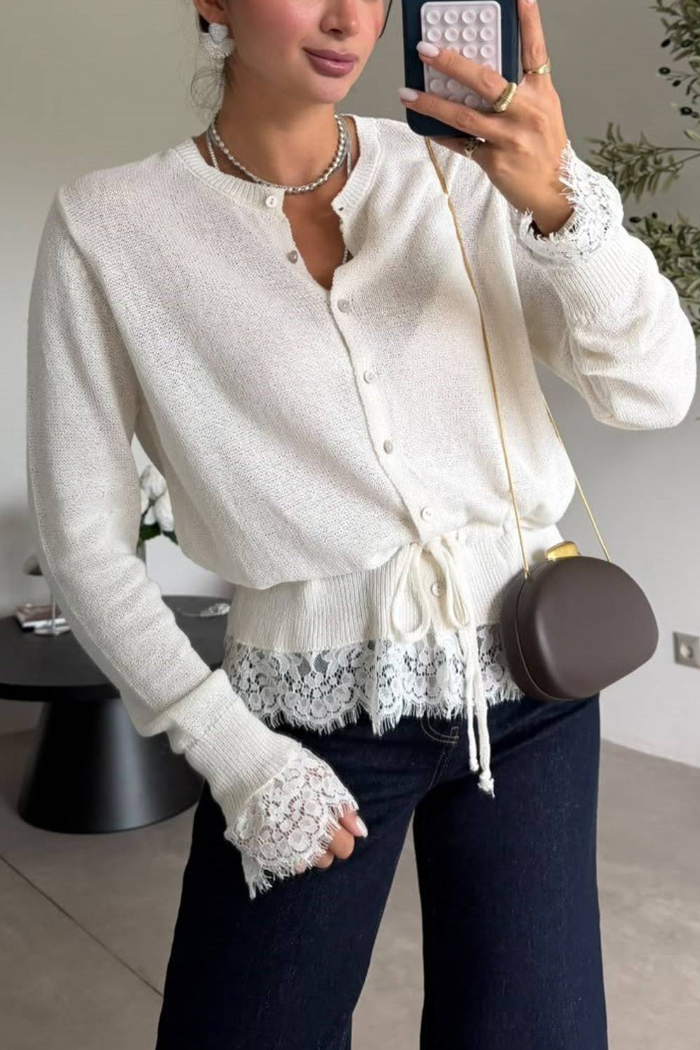 Strickoberteil mit Spitzenbesatz, Knopfleiste und Tunnelzug in der Taille