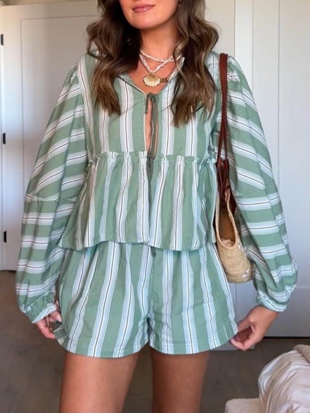 Conjunto holgado de camisa y shorts con estampado de rayas y diseño de retazos