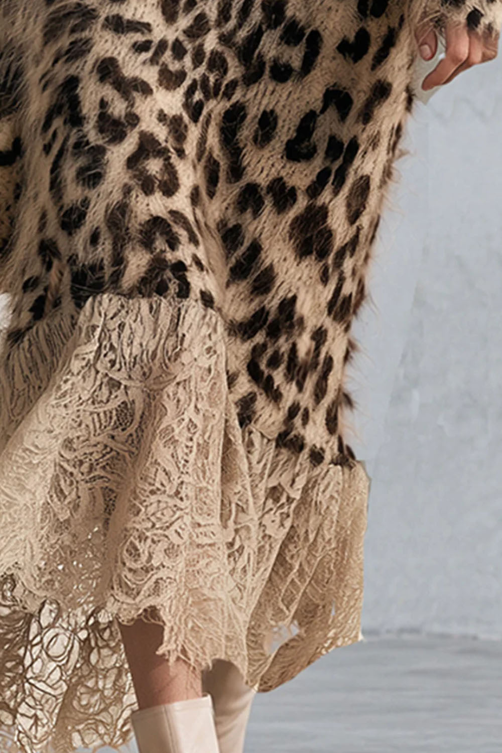 Abito maxi in maglia a collo a V con stampa leopardata e bordo in pizzo, con pelo lungo