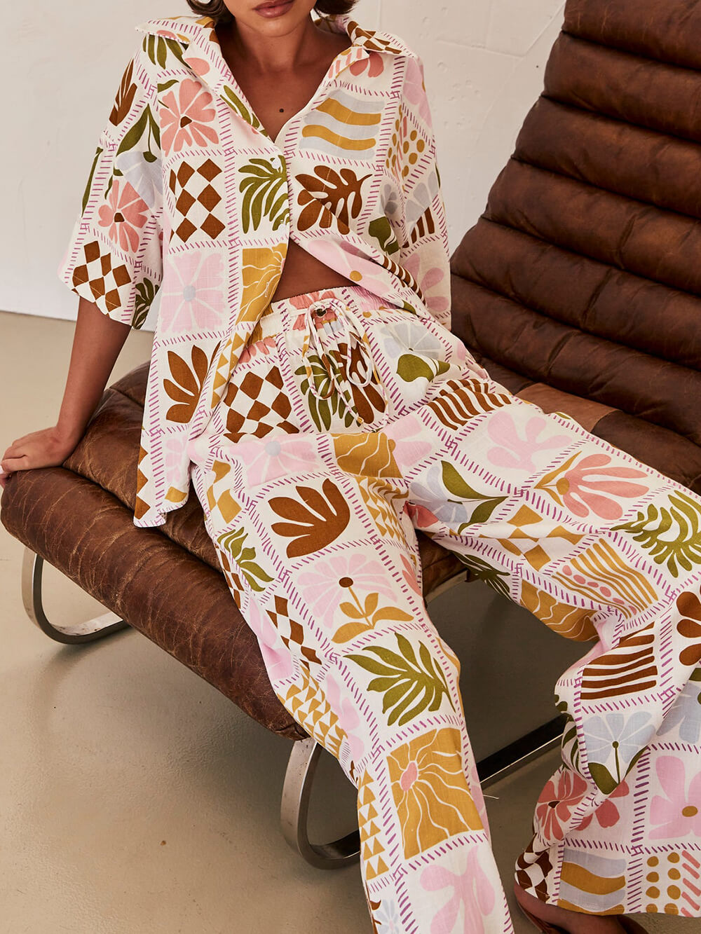Calças cor-de-rosa de perna larga, com cintura elástica, bolsos e estampado exclusivo