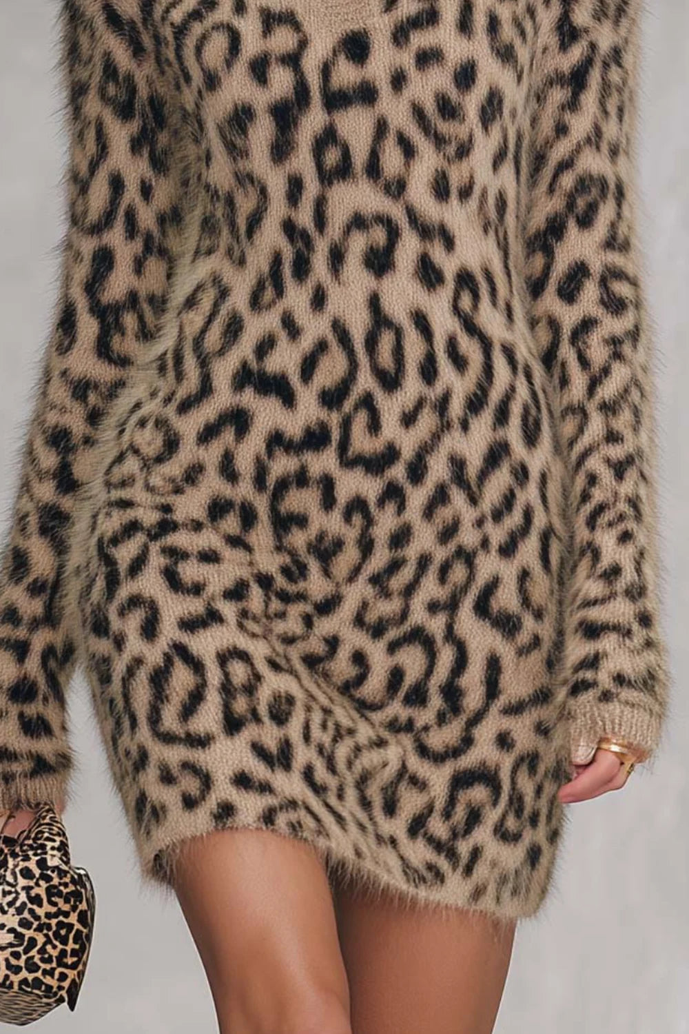 Mini-Pulloverkleid aus flauschigem Strick mit Leopardenmuster, Rollkragen und langen Ärmeln