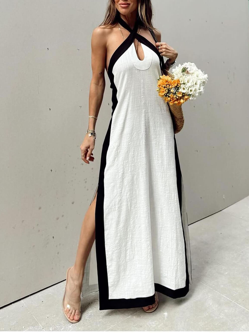 Vestido maxi com blocos de cor, decote halter e racha