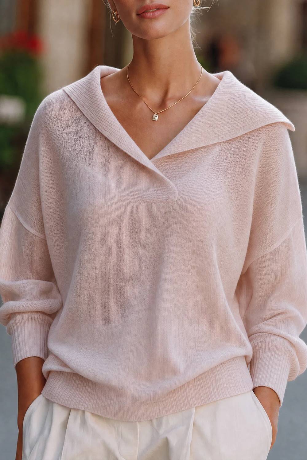 Weiter Strickpullover mit breitem Umlegekragen, V-Ausschnitt und überschnittenen Schultern