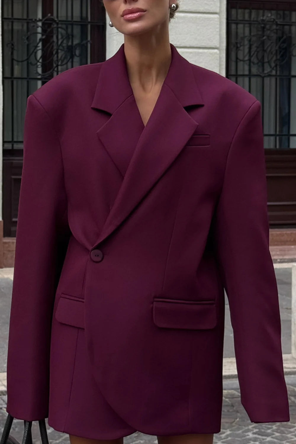 Blazer oversized cor de vinho para mulher, com abotoamento simples e lapelas de bico