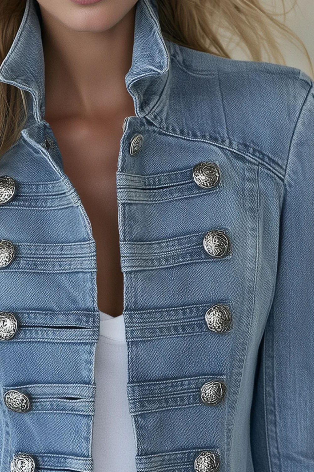 Giacca di jeans da donna dal lavaggio chiaro, aderente e in stile militare, con bottoni decorativi
