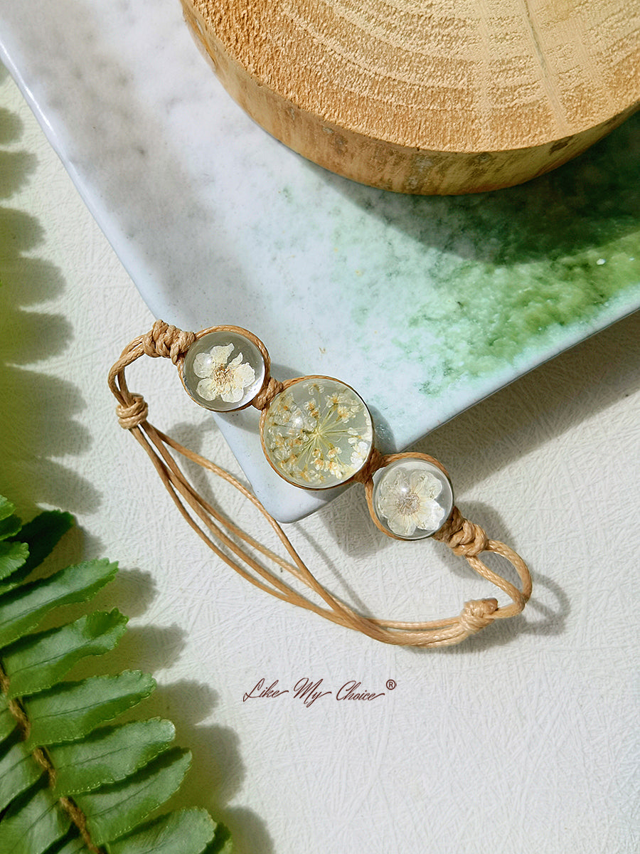 Bracelet jonc à charms en forme de pierres précieuses et de fleurs de cerisier, avec cordon réglable