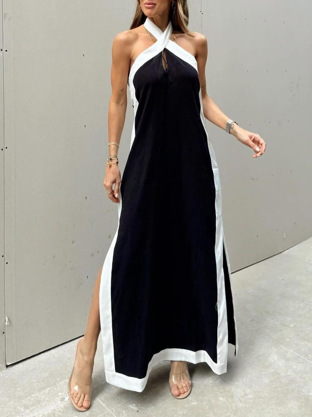 Vestido maxi com blocos de cor, decote halter e racha