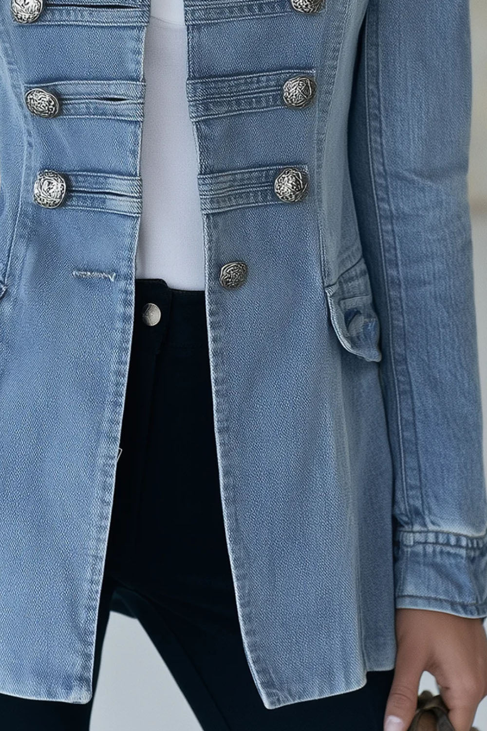 Giacca di jeans da donna dal lavaggio chiaro, aderente e in stile militare, con bottoni decorativi