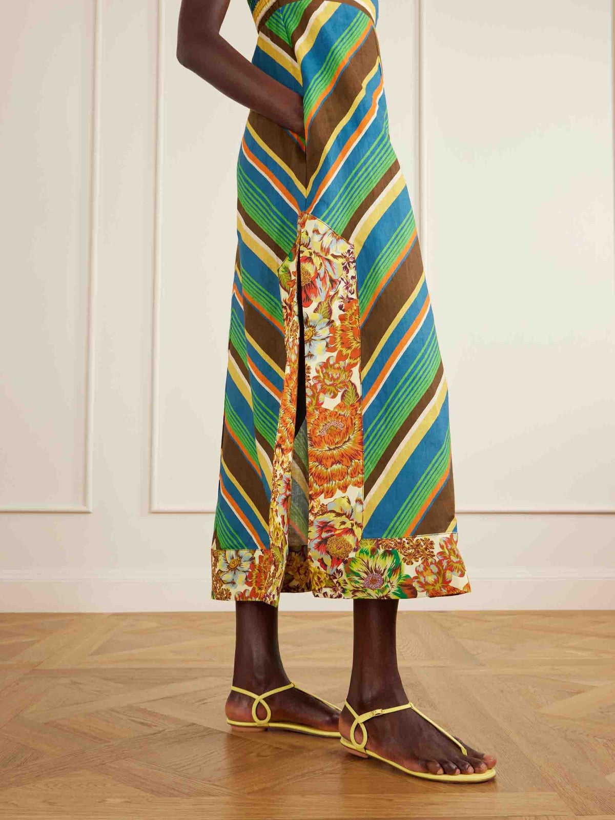 Maxikleid mit Spaghettiträgern und mehrfarbigen Streifen