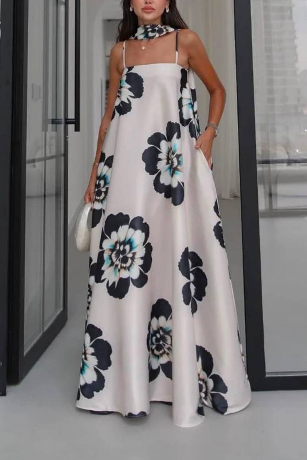 Maxikleid mit Spaghettiträgern und Blumenprint