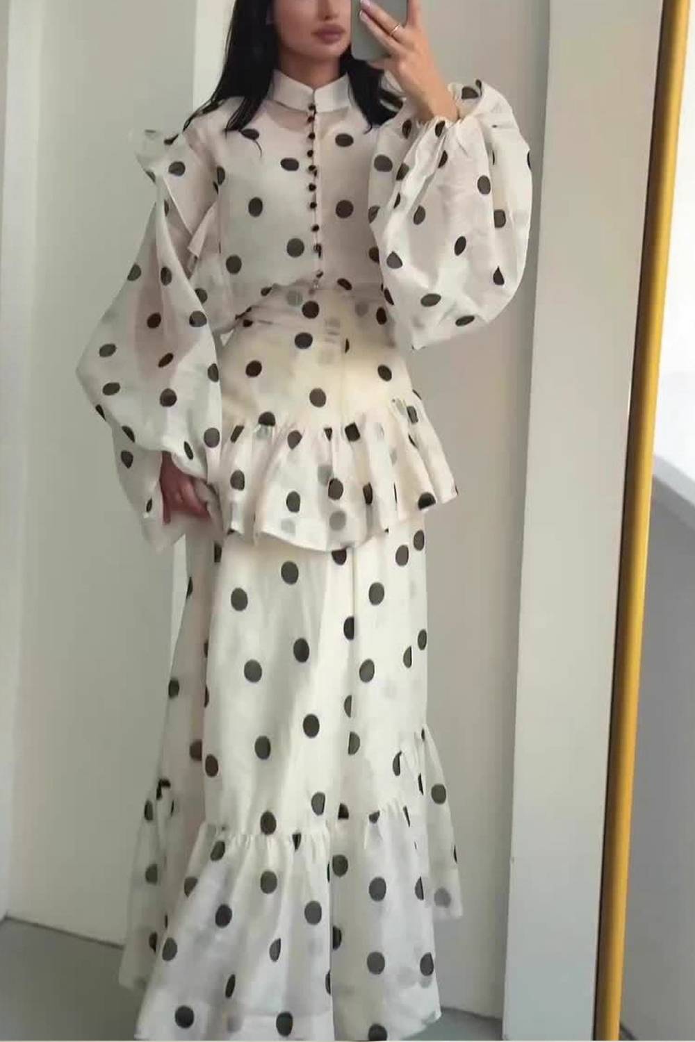 Vestido largo retro con mangas abullonadas y volantes