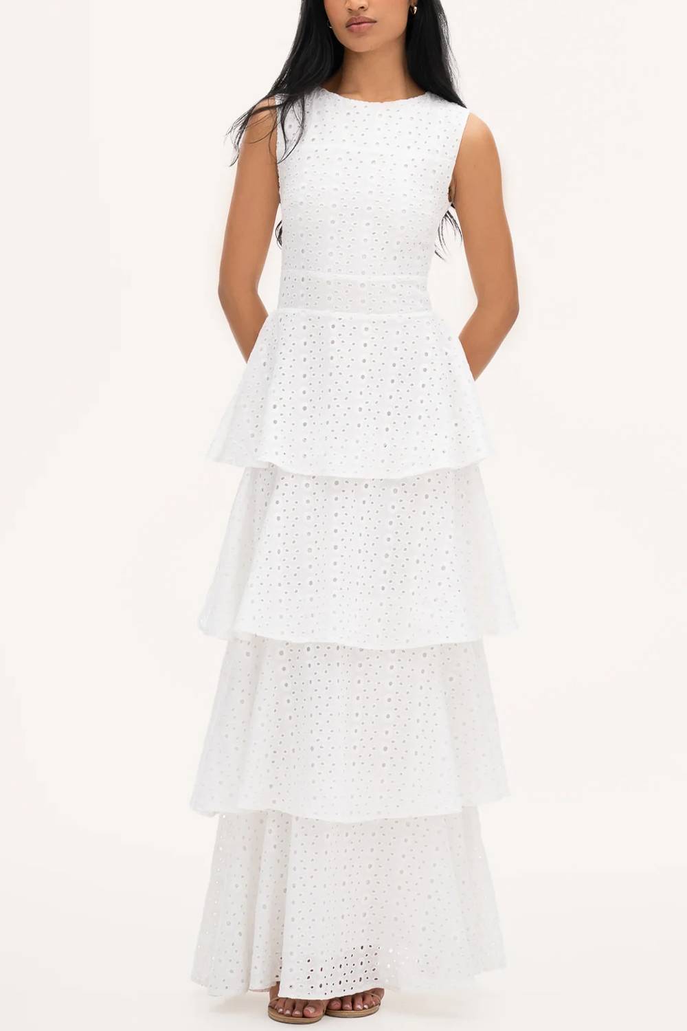 فستان ماكسي بلا أكمام بياقة مستديرة وتطريز مفرغ وطبقات