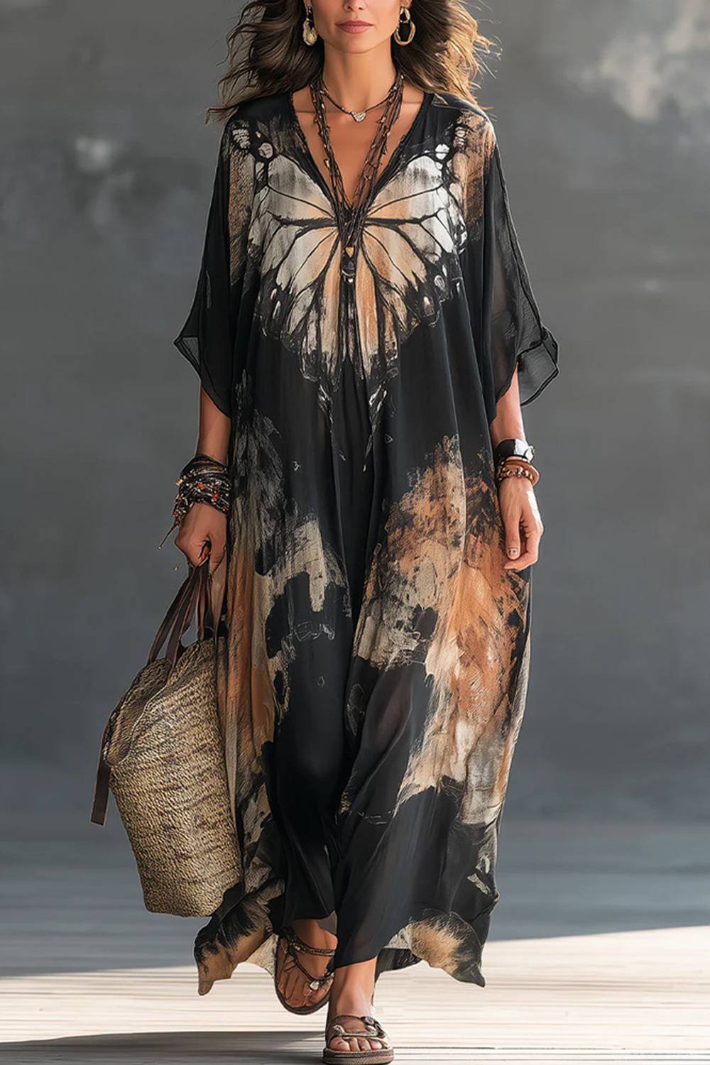 Vestido maxi tipo kaftan largo com estampado de borboletas e decote em V