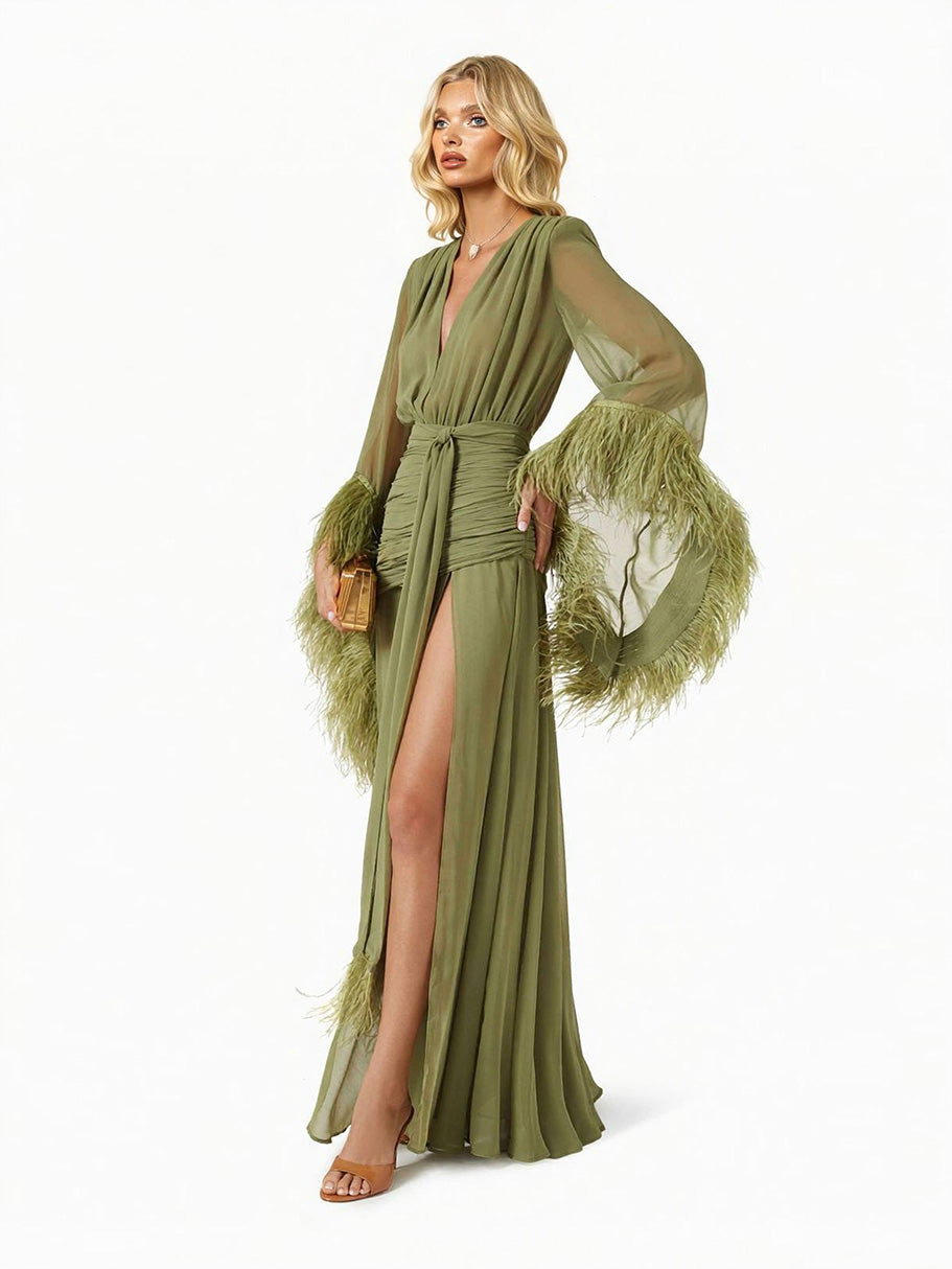 Maxi abito elegante in chiffon fluido con scollo a V e polsini con piume