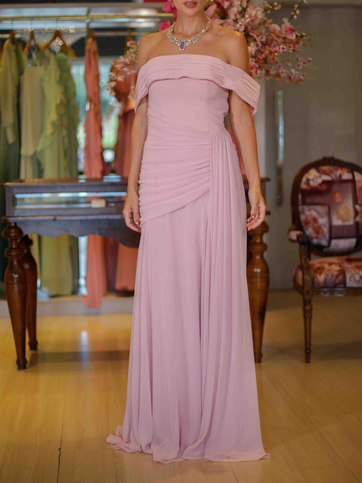 Abito lungo elegante in chiffon arricciato con spalle scoperte