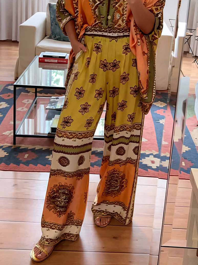Einzigartiges zweiteiliges Set aus Satinhemd mit Paisleymuster und Fledermausärmeln und passender Hose