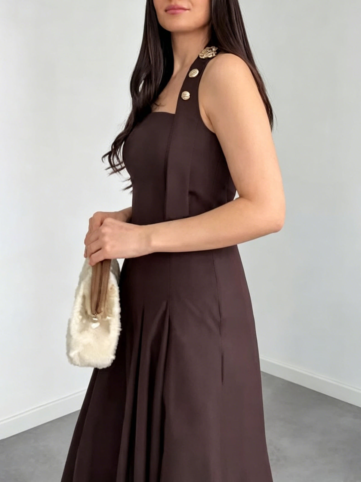 Elegante abito midi a trapezio con collo all’americana e bottoni sul davanti