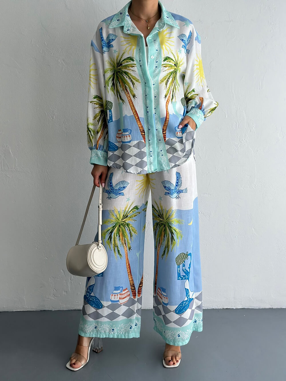 Camicia unica oversize, ampia e con bottoni, con stampa di palme sul mare