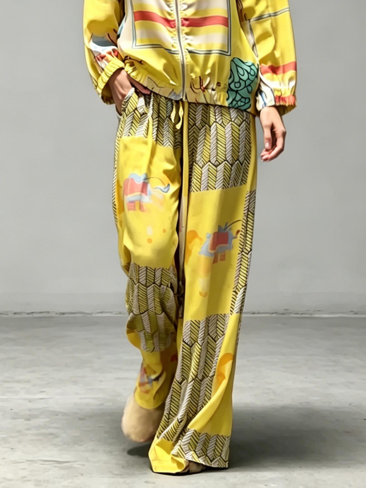Lässige Hose mit künstlerischem Print und weitem Bein
