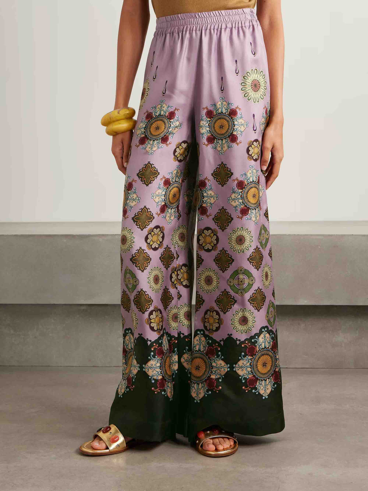 Pantalones retro de pierna ancha de satén fino con estampado floral
