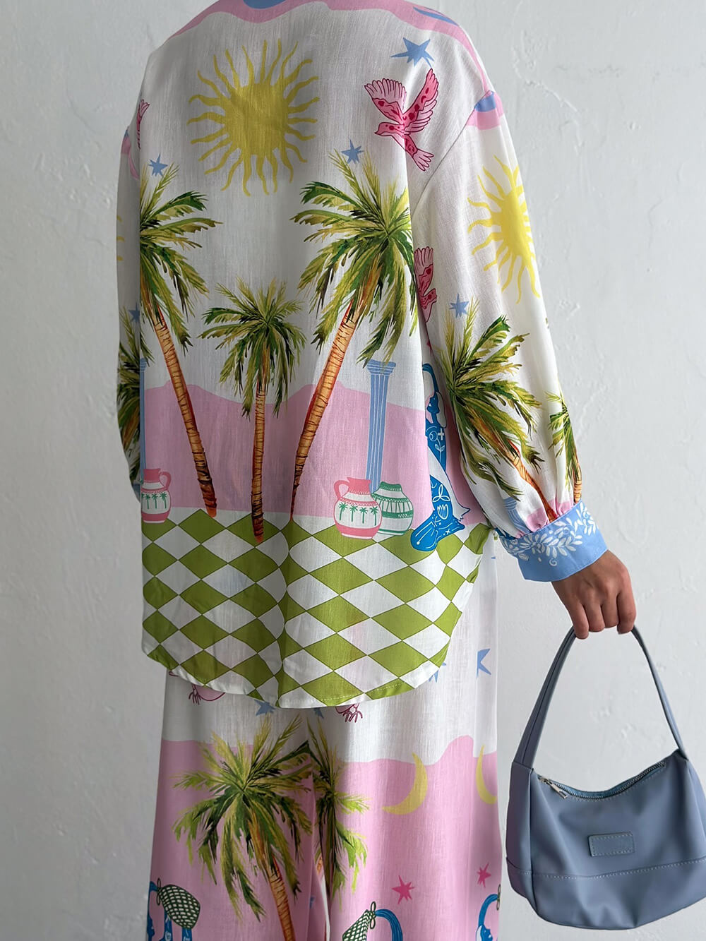 Camicia unica oversize, ampia e con bottoni, con stampa di palme sul mare