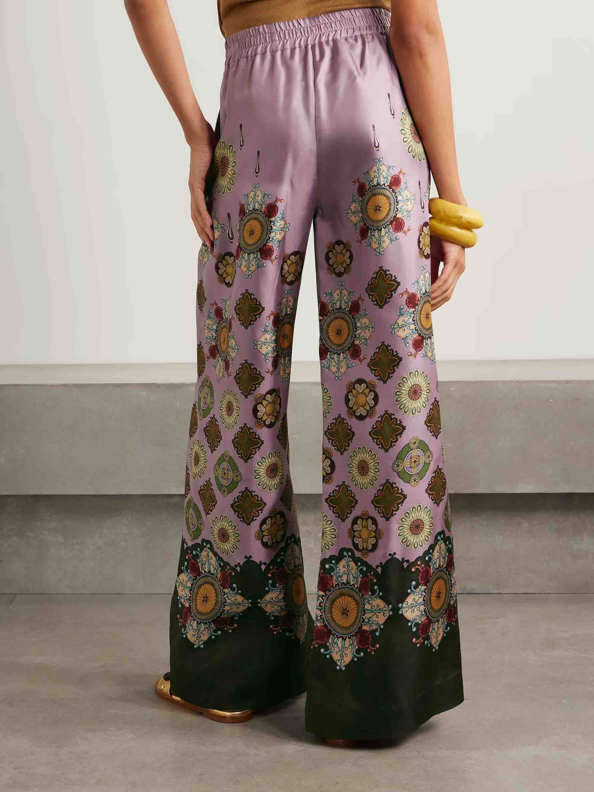Pantalones retro de pierna ancha de satén fino con estampado floral