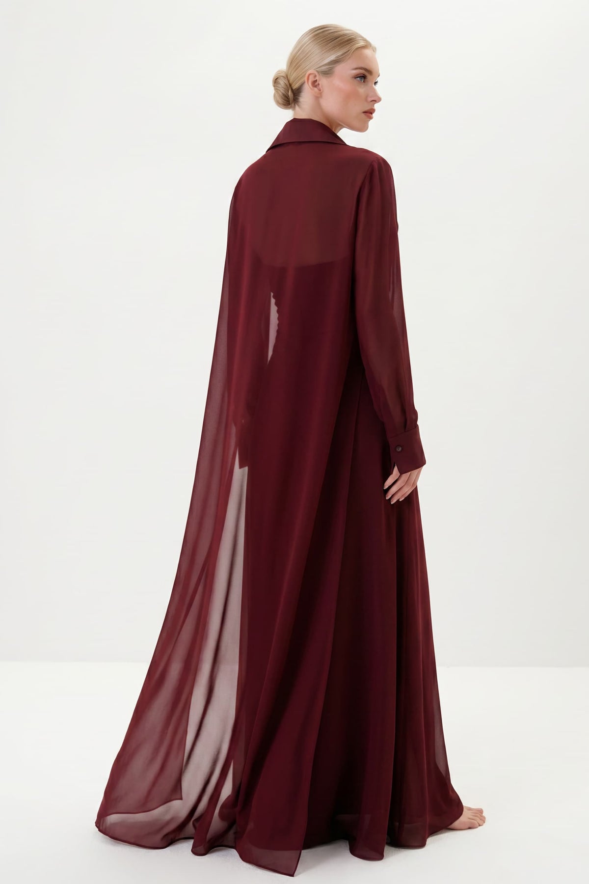 Conjunto elegante de duas peças com vestido comprido de cetim e sobreposição comprida de chiffon transparente