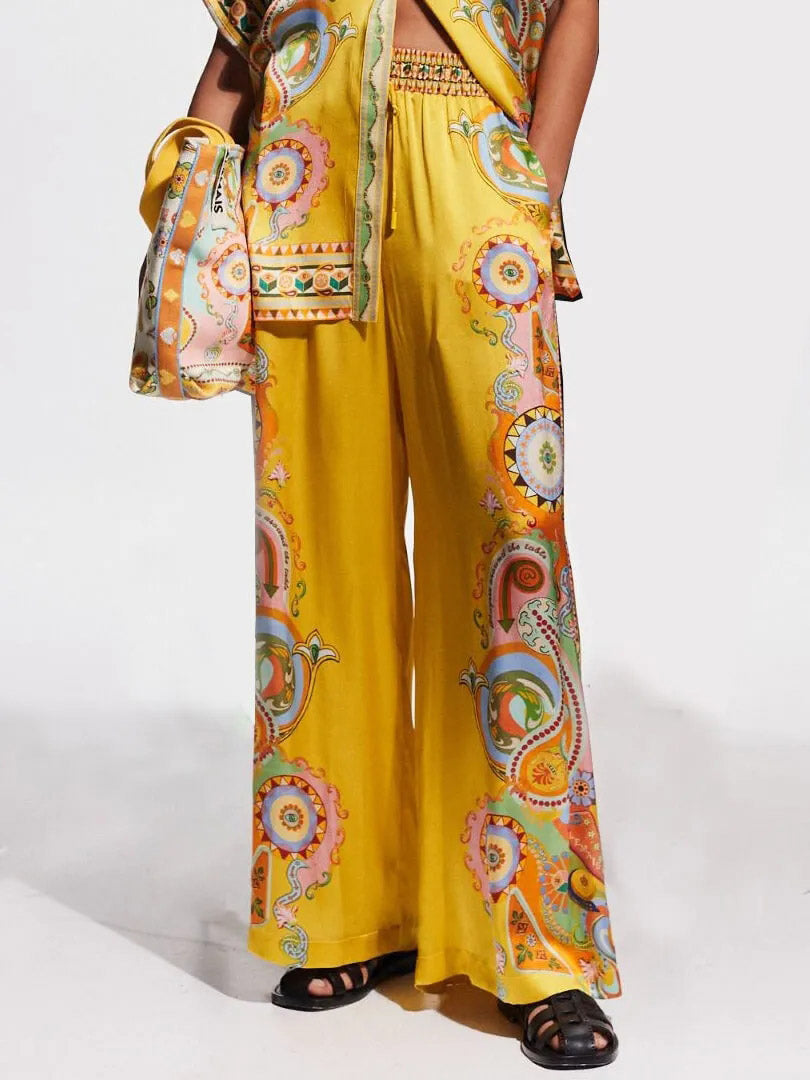 Elegantes zweiteiliges Oversize-Hemdset aus Satin mit einzigartigem Cashewblütenprint und Knopfleiste