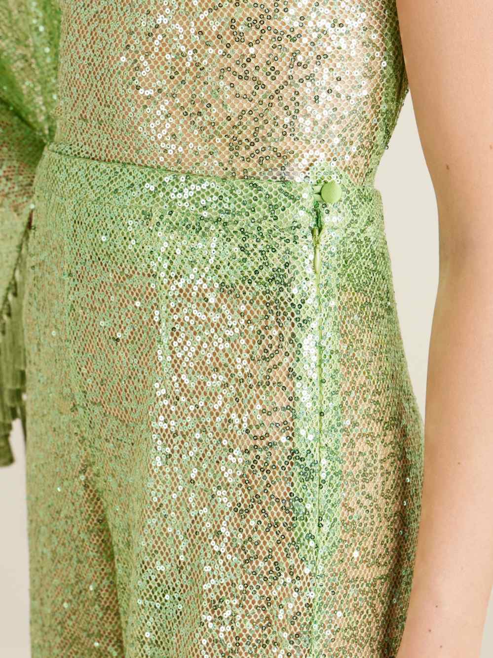 Elegantes zweiteiliges Set aus asymmetrischem Pailletten-Quastentop und ausgestellter Hose