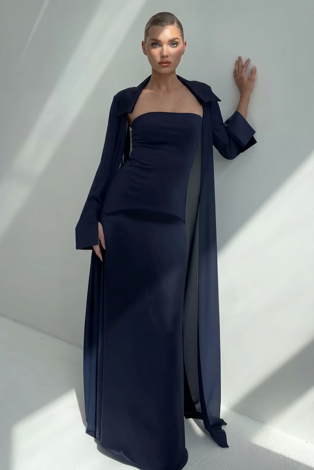 Conjunto elegante de duas peças com vestido comprido de cetim e sobreposição comprida de chiffon transparente