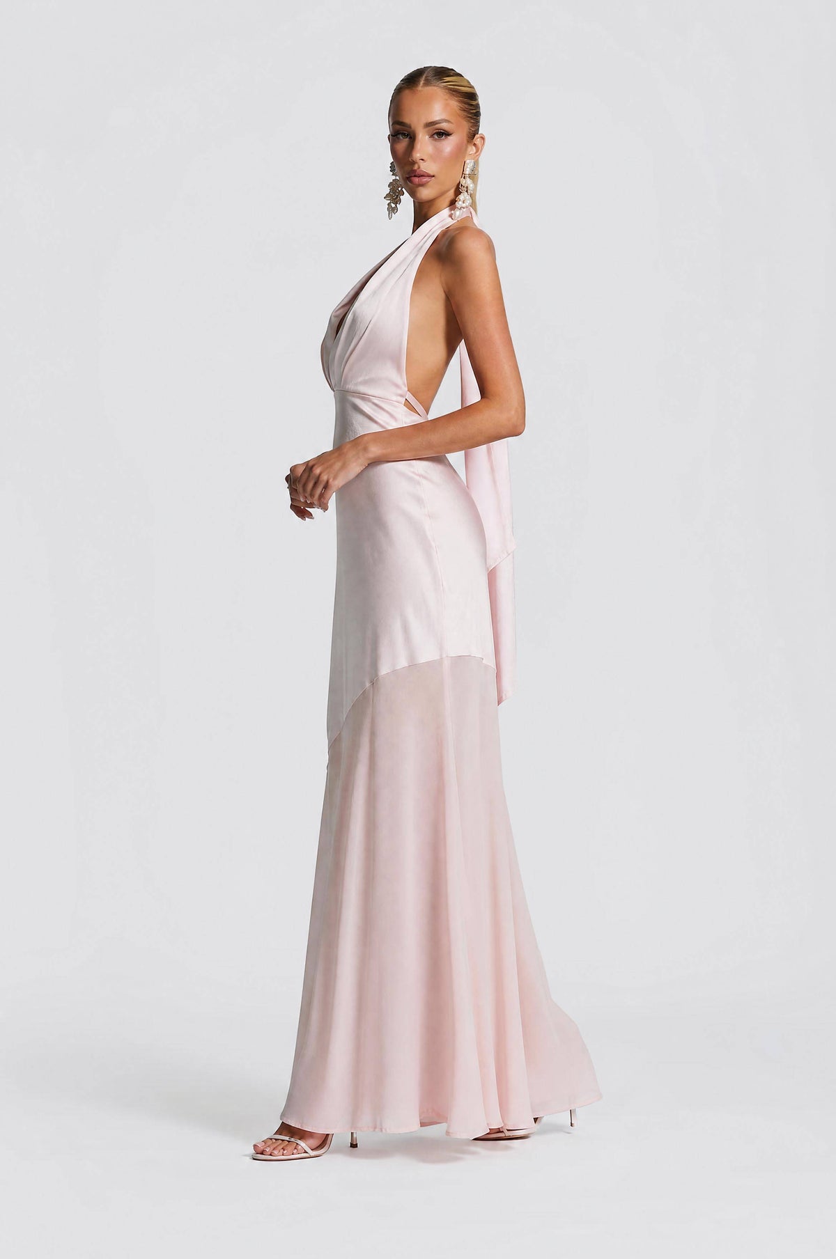 Vestido de noche de satén verde oliva con cuello halter, escote en V pronunciado y corte sirena - vestido formal sexy con espalda descubierta para fiestas, bodas y galas