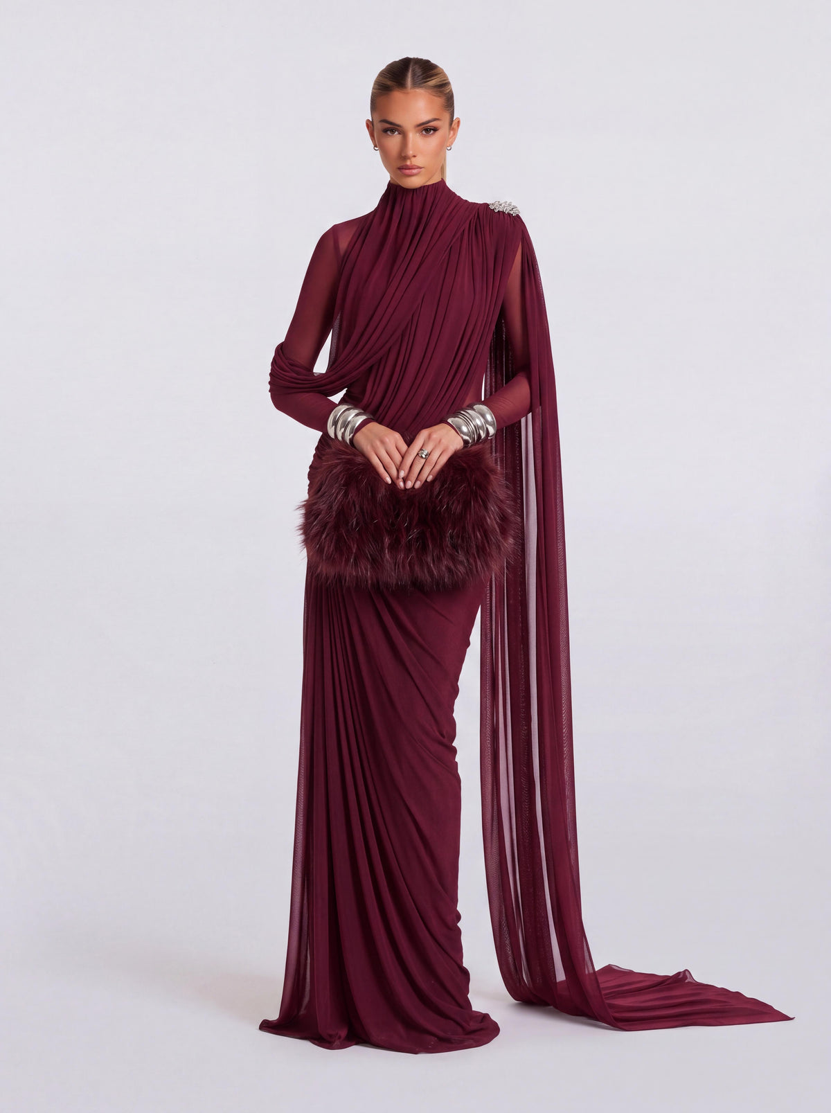 Vestido comprido assimétrico, com decote alto, drapeado cruzado e alça lateral