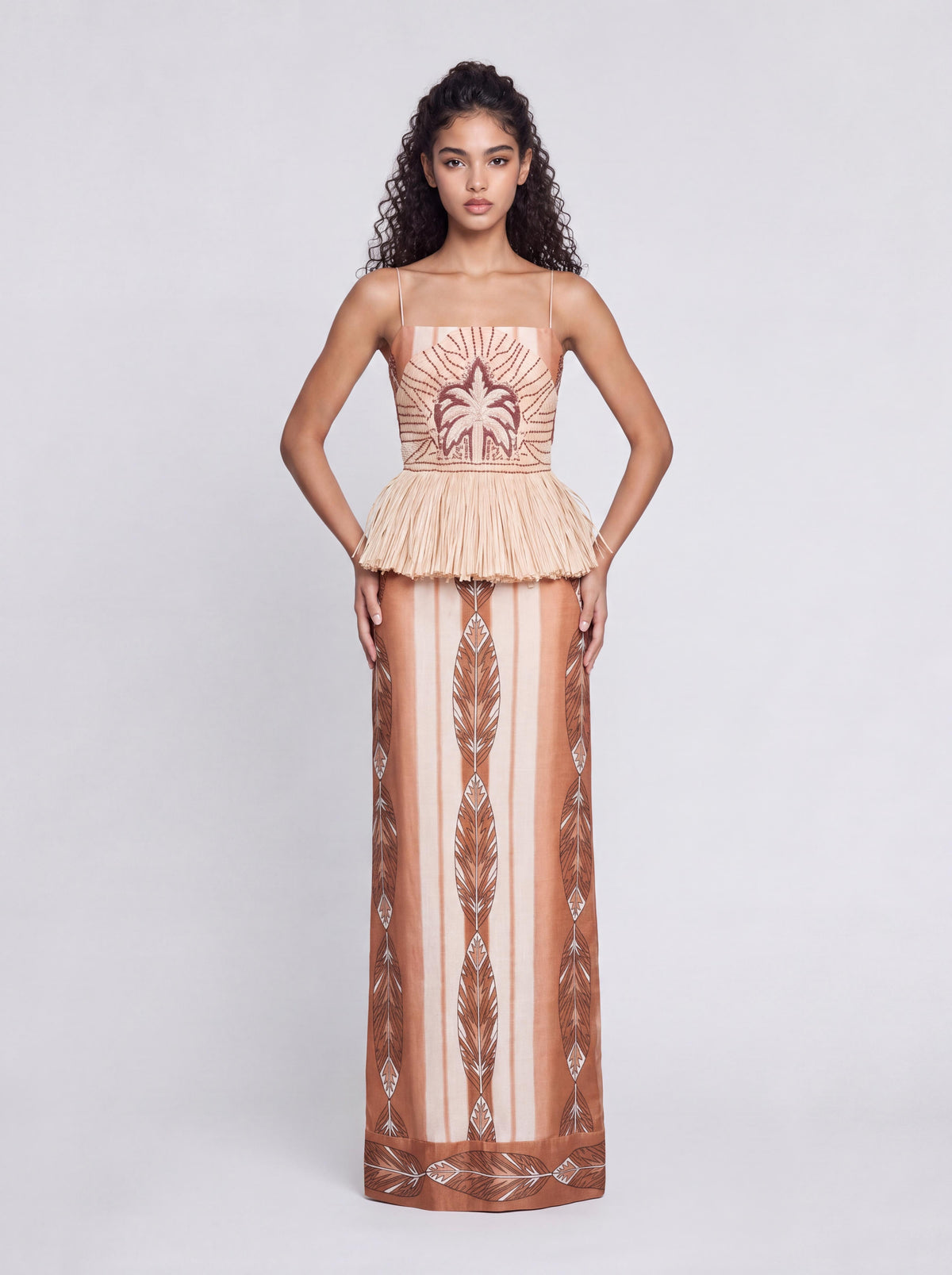 Robe longue bohème à fines bretelles, empiècements à pompons et imprimé plumes de palmier