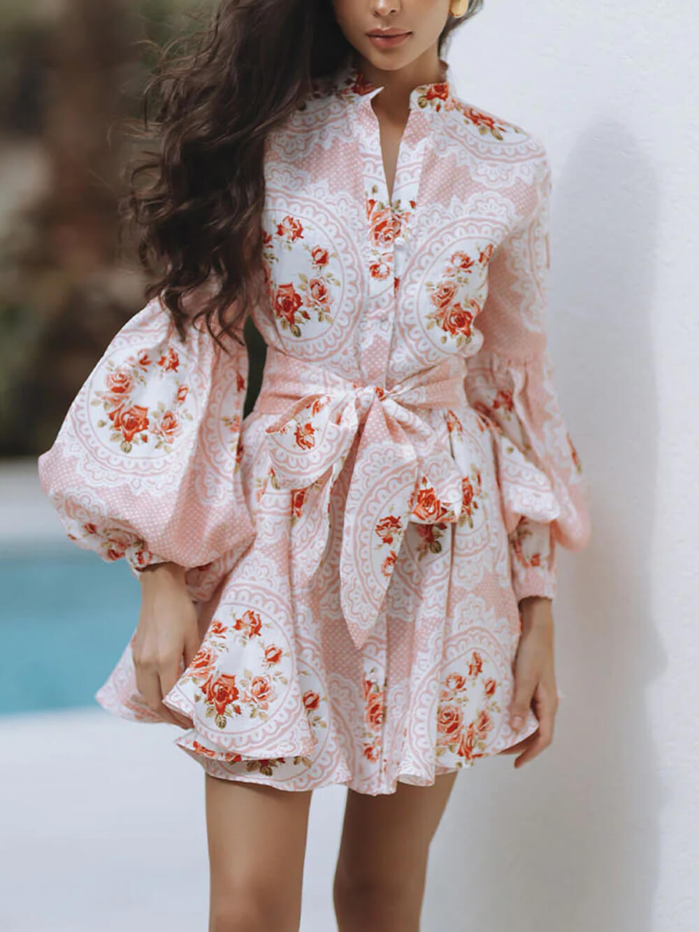 Vestido mini elegante em linho com estampado de rosas e laço decorativo