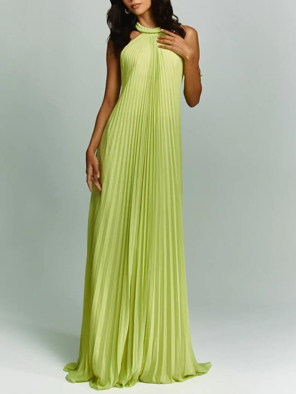 Elegante maxiabito a trapezio in chiffon testurizzato, all'americana, arricciato e con schiena scoperta