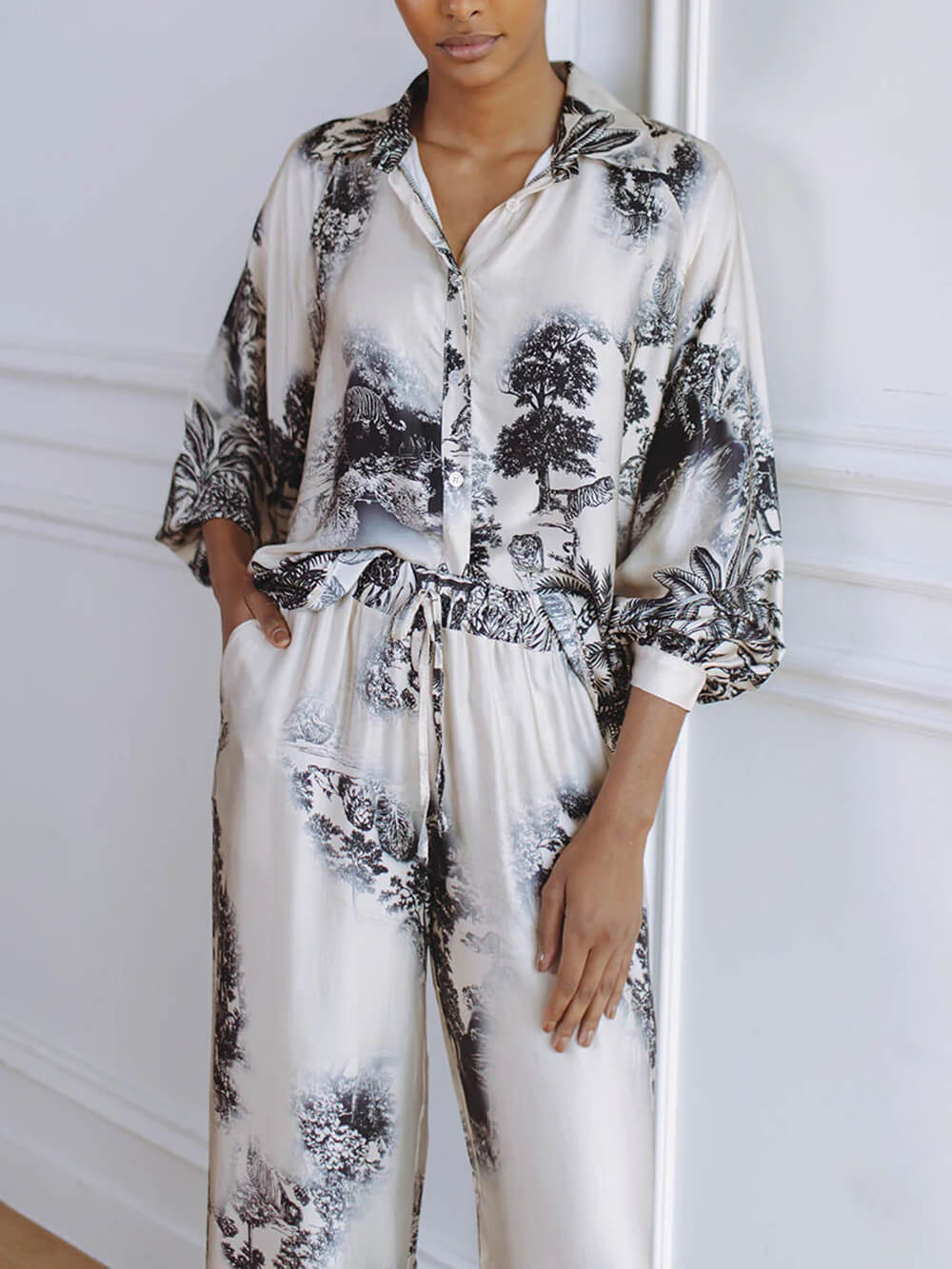 Conjunto único com top largo de estampado floral e calças de perna larga com cintura elástica