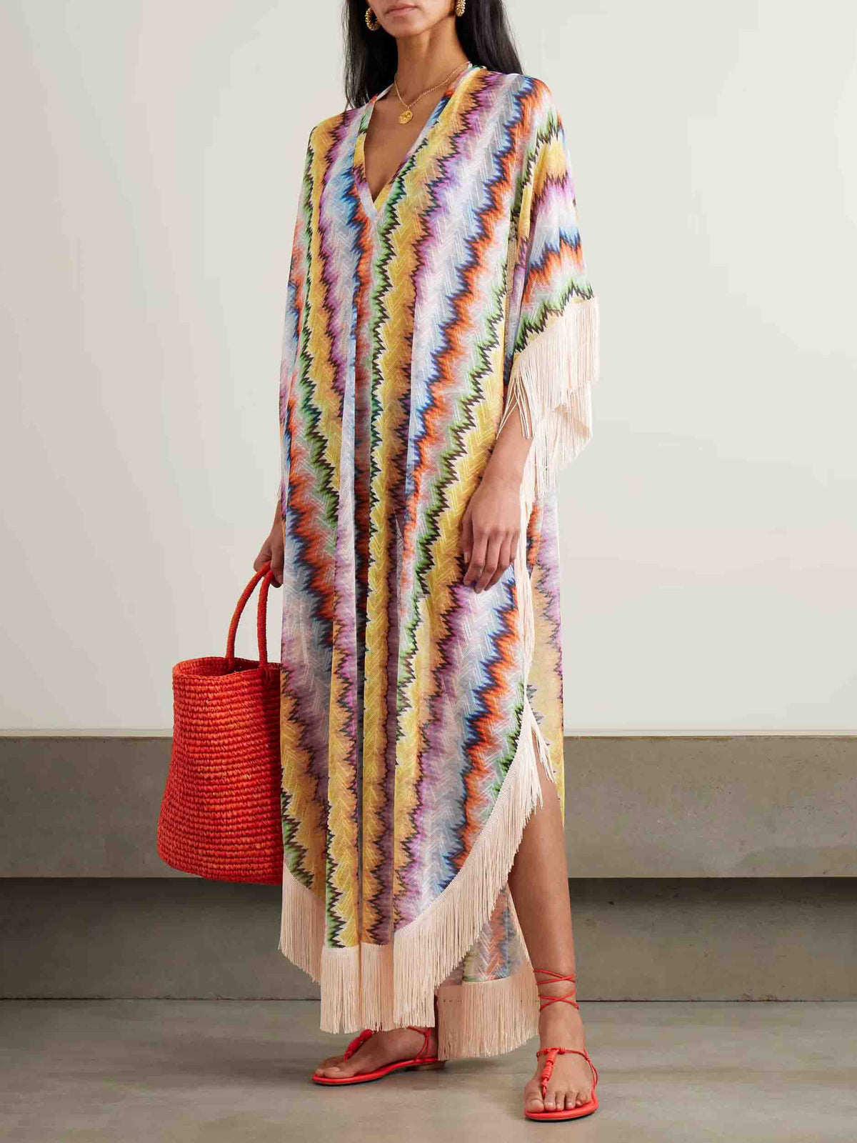 Vestido kaftán maxi exquisito multicolor con estampado de chevrones y flecos