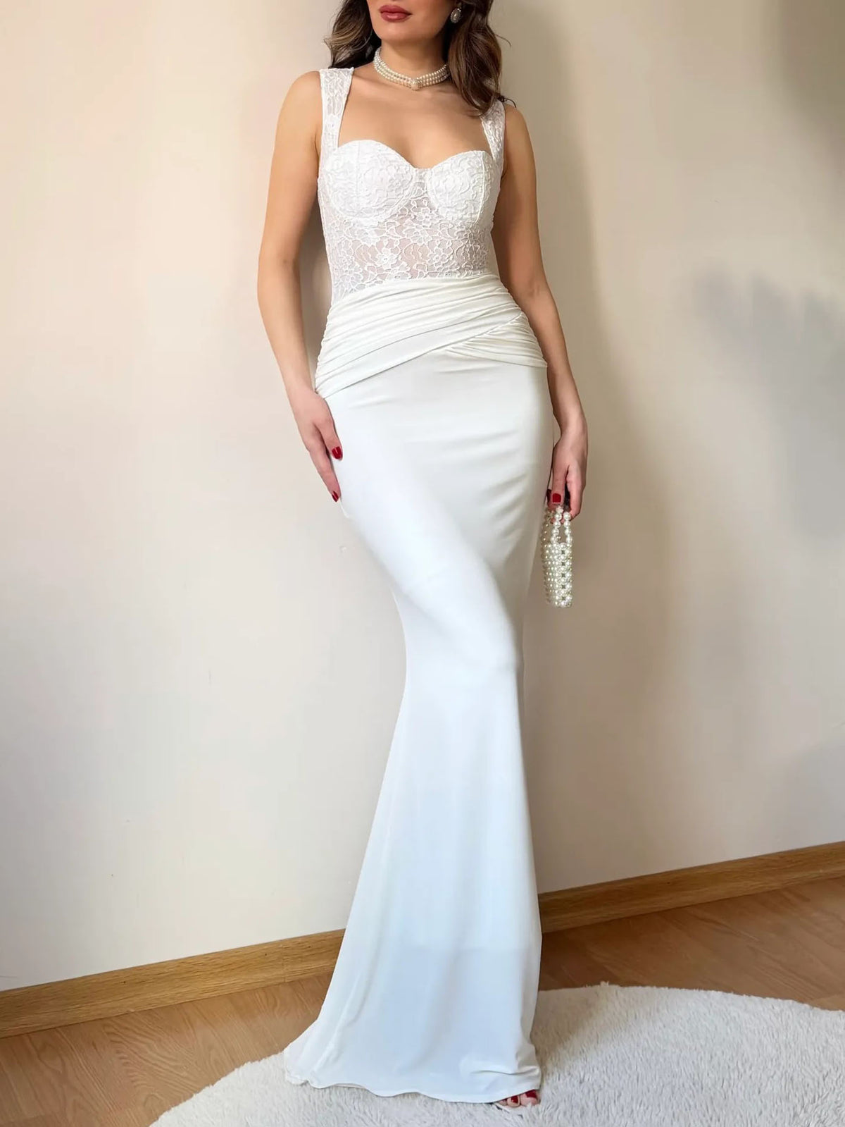 Elegante abito lungo a sirena arricciato con corpetto in pizzo