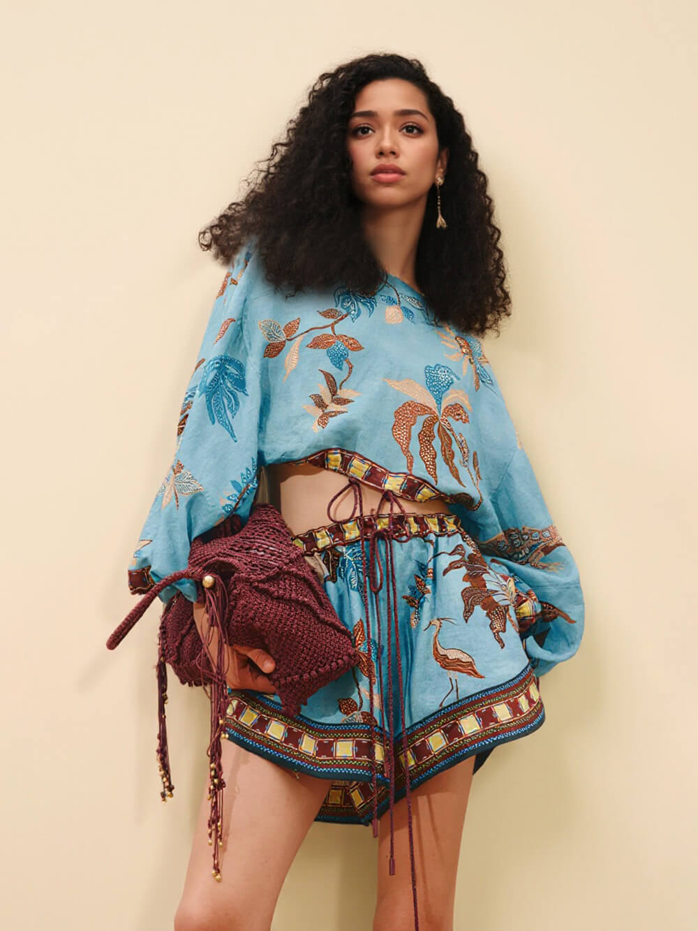 Completo con top a spalle scese e pantaloncini, stampa boho color block e coulisse