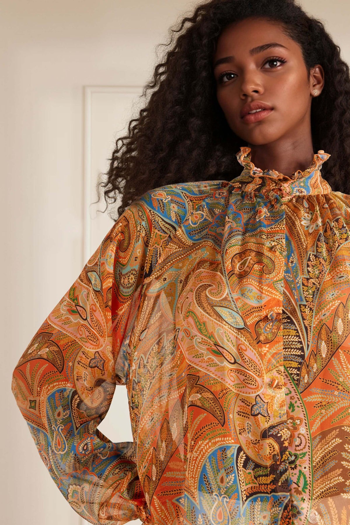 Blusa requintada de chiffon com estampado paisley e acabamento de folhos